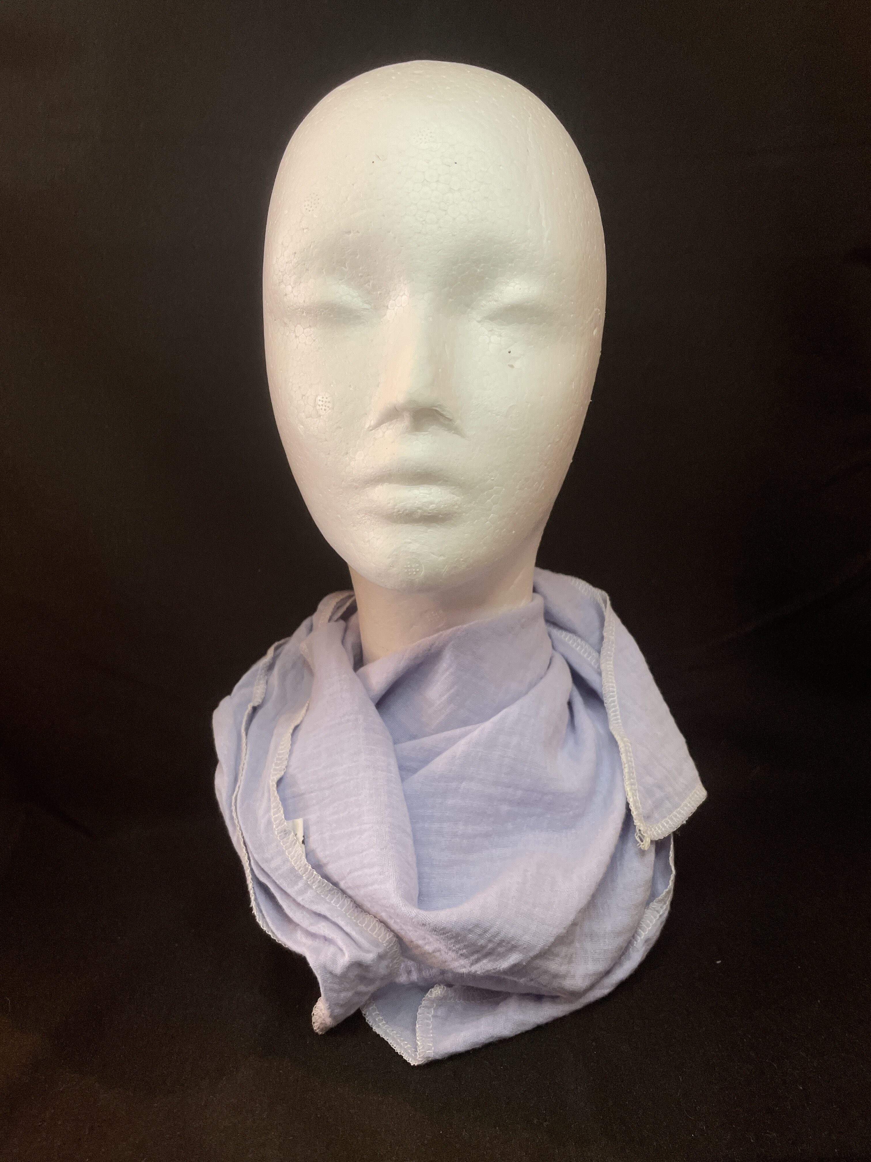 Zartes Flieder-Dreieckstuch aus 100 % Baumwolle. Weich, atmungsaktiv und vielseitig kombinierbar.