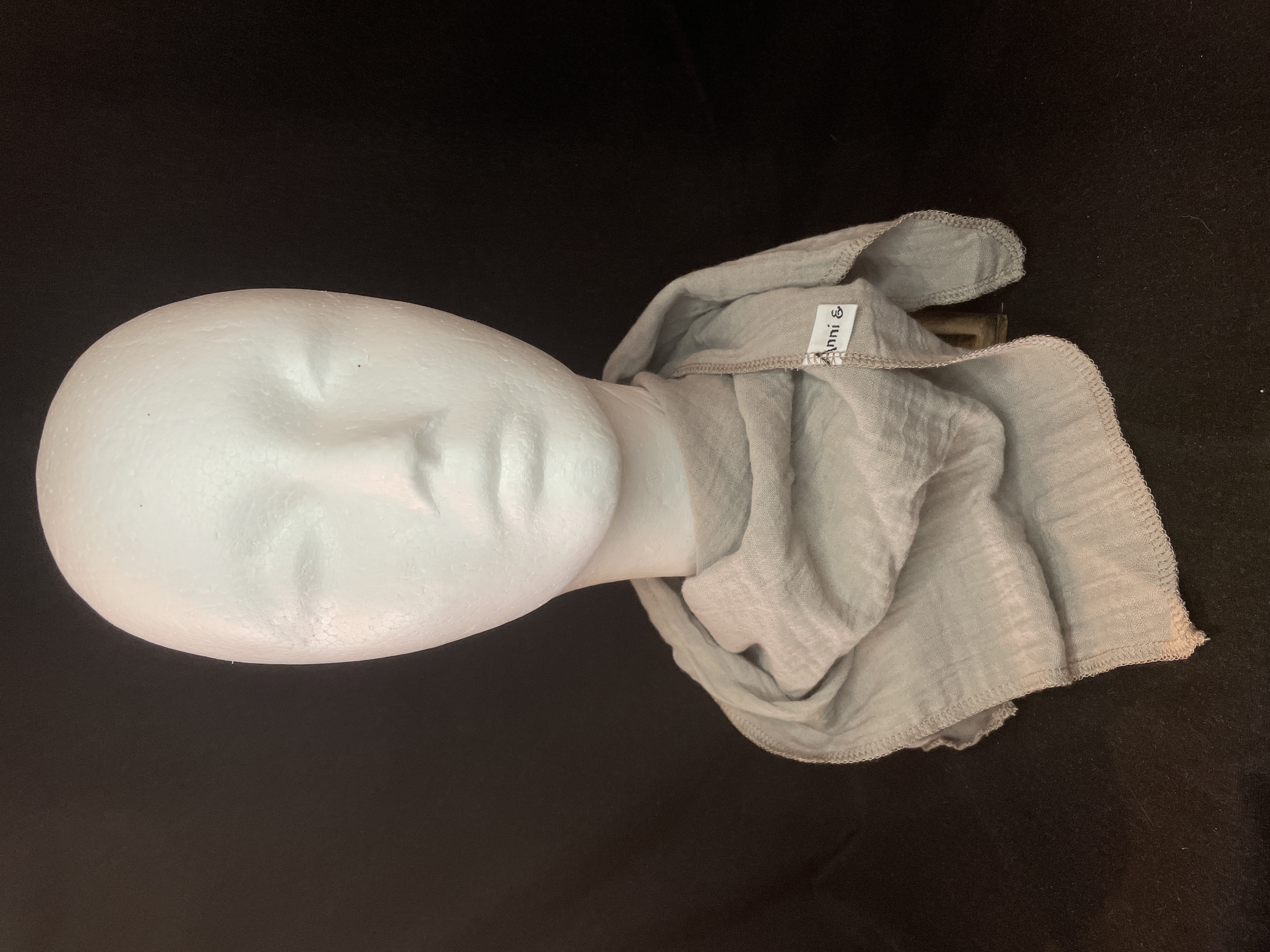 Greige Musselin Dreieckstuch mit Ton-in-Ton-Naht locker um den Hals getragen