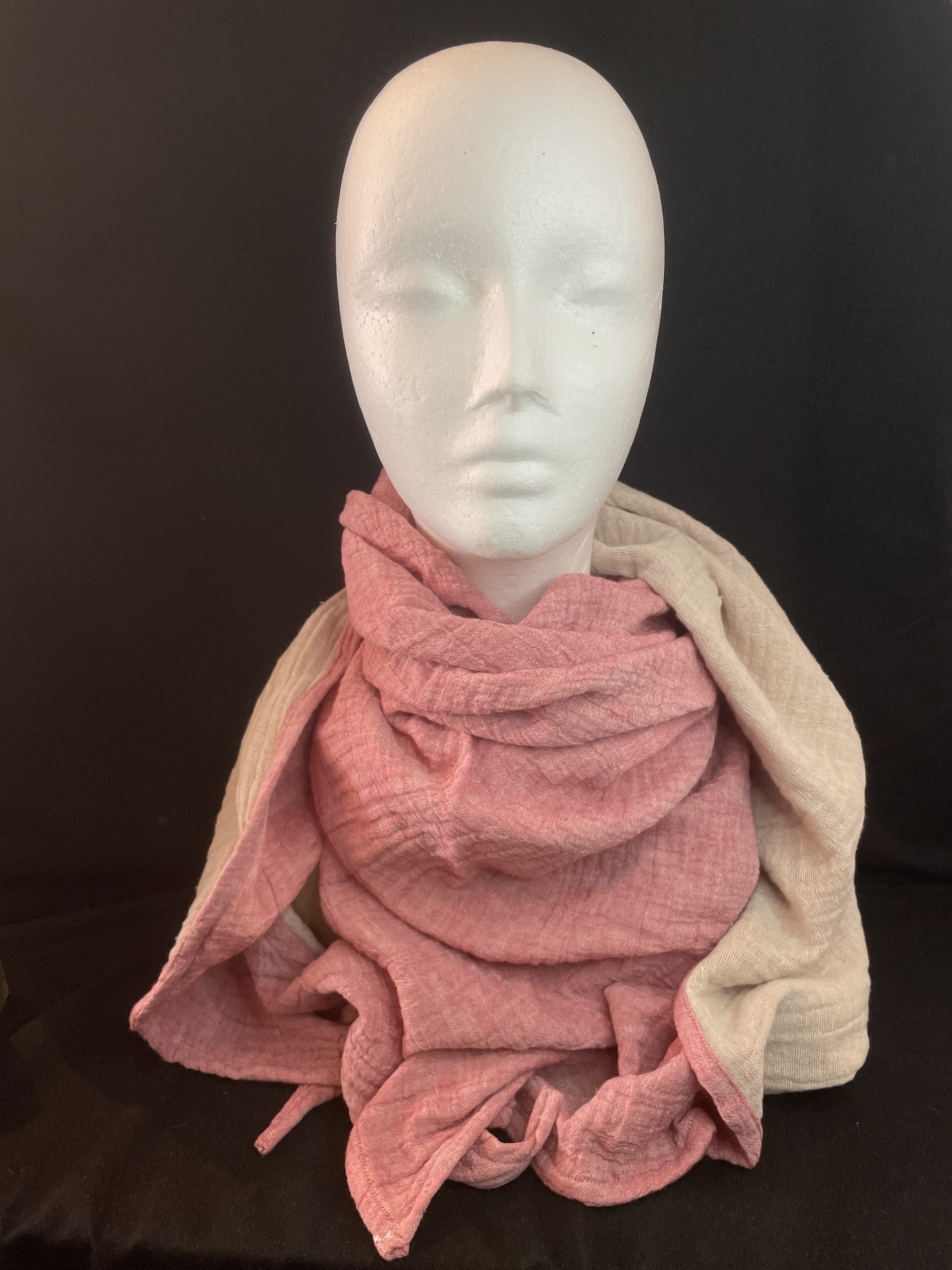 Edles zweifarbiges Musselin Dreieckstuch in Coral/Altrosa und Natur-Beige. 100 % Baumwolle, weich und vielseitig kombinierbar.