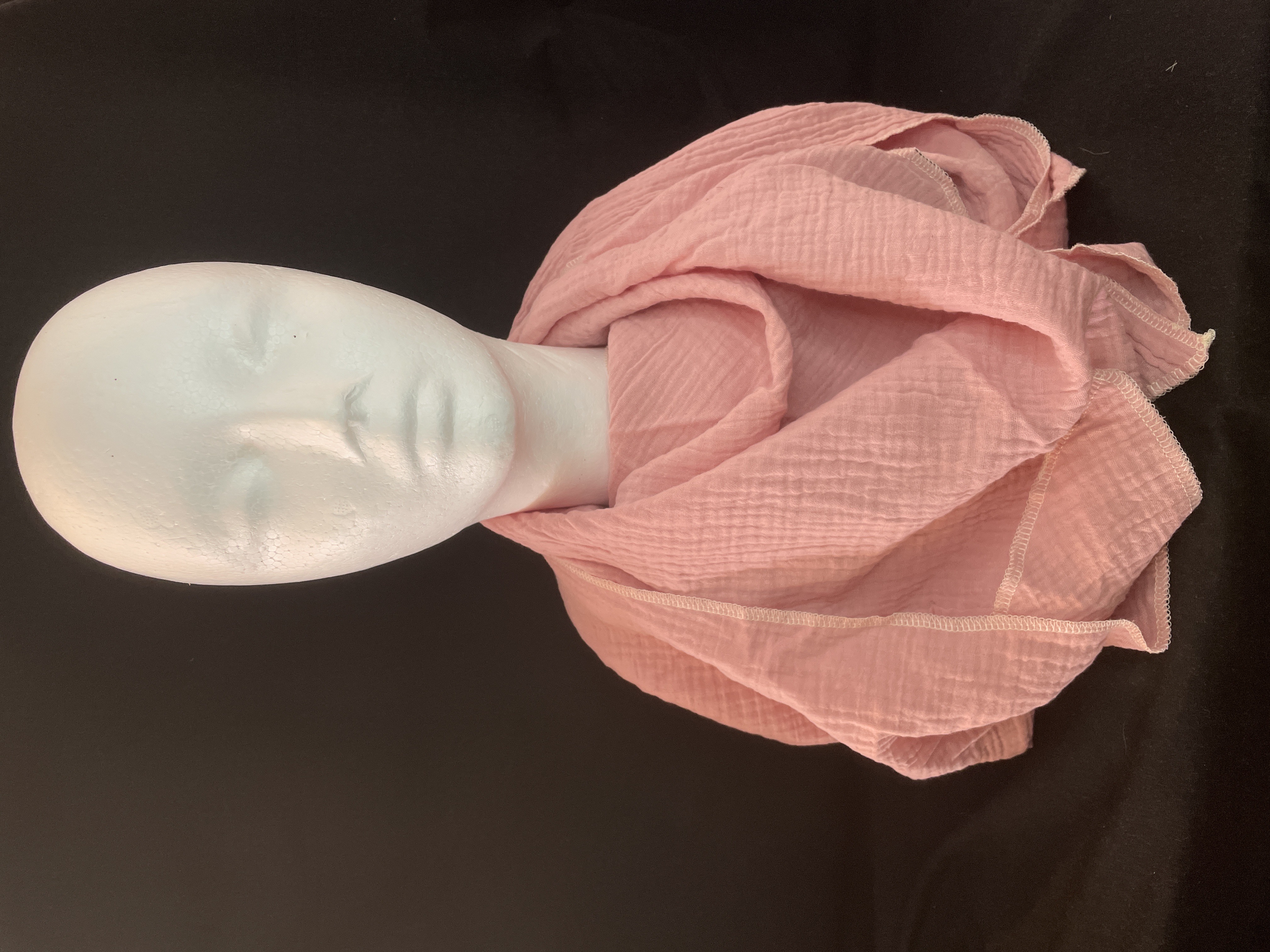 Zartes Musselin Dreieckstuch in Rosé mit Kontrastnaht. 100 % Baumwolle, weich, atmungsaktiv und ideal für jede Jahreszeit.