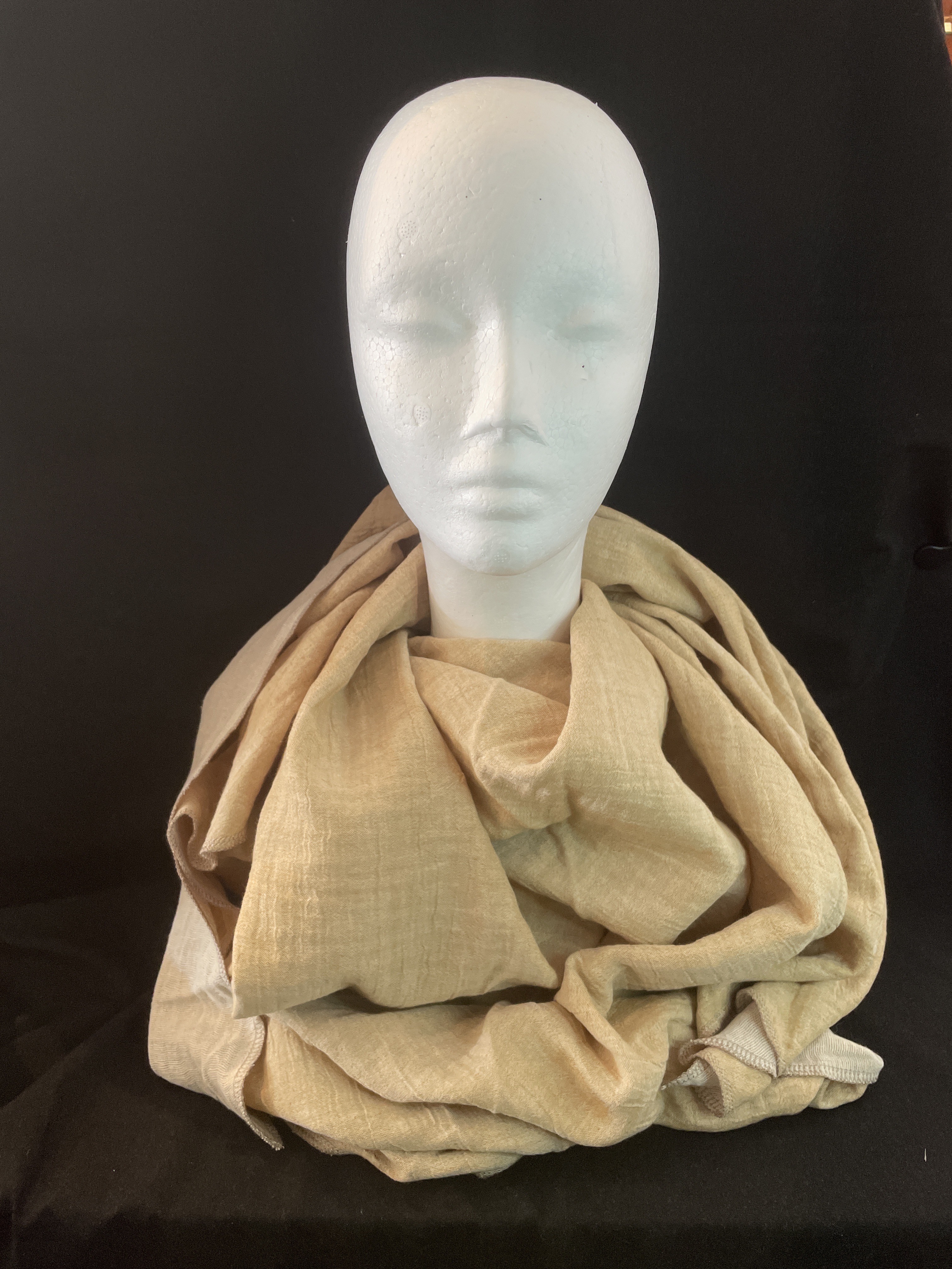 Edles Musselin Dreieckstuch in Sand und Natur. 100 % Baumwolle, weich, atmungsaktiv und ideal für jede Jahreszeit.