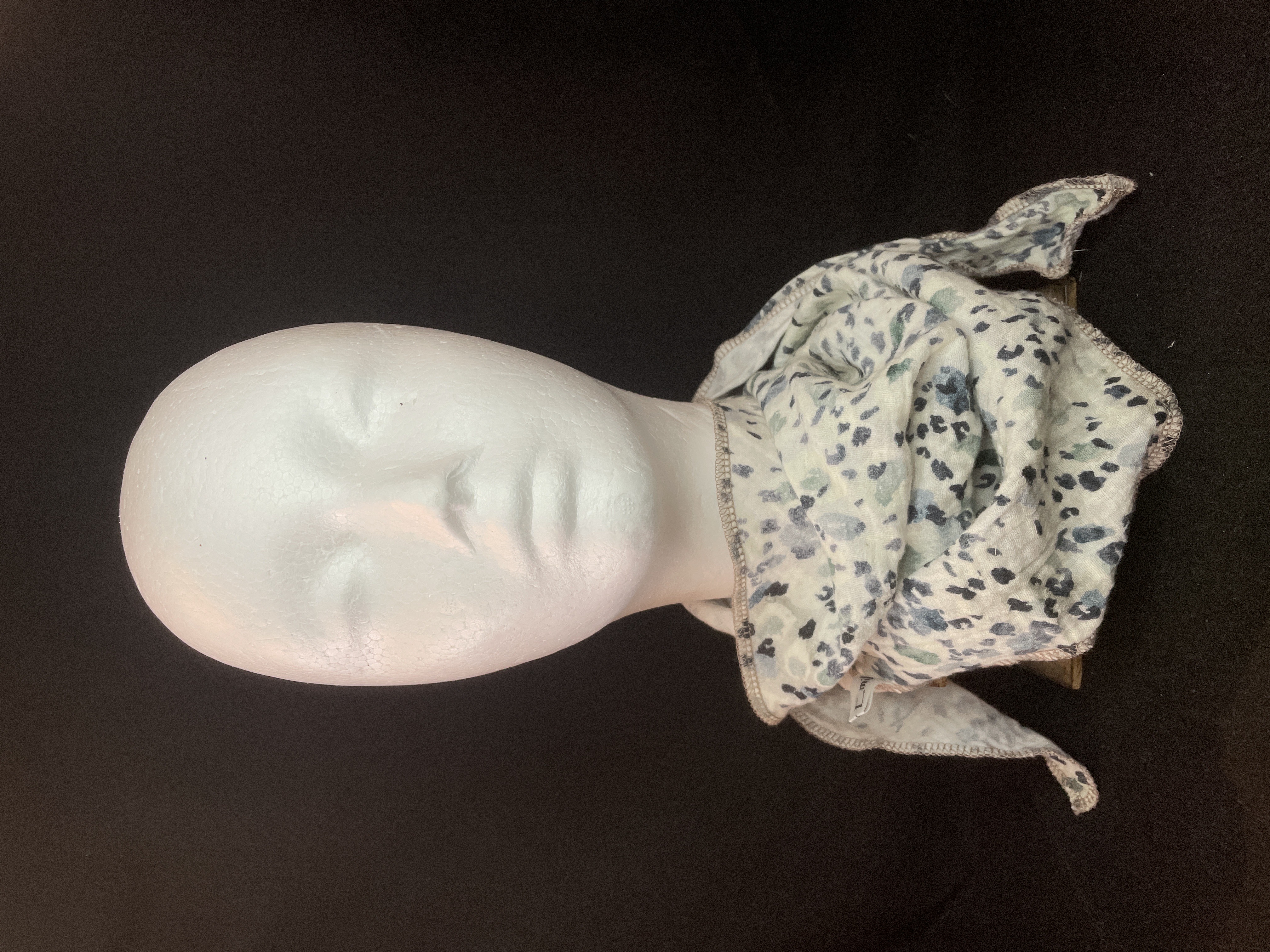 Modernes Musselin Dreieckstuch in Natur mit grafischem Print. 100 % Baumwolle, weich und atmungsaktiv.