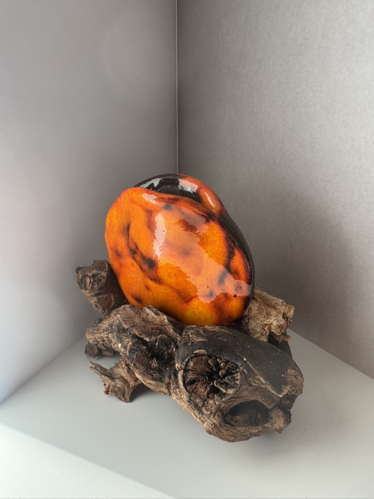 Keramikvase „Feuerstein“ mit Wurzelholzfuß