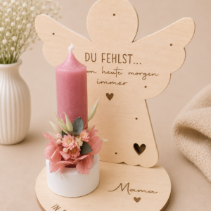Erinnerungslicht Engel aus Holz „Du fehlst…“ – Gedenk-Kerzenhalter mit Kerze & Trockenblumen