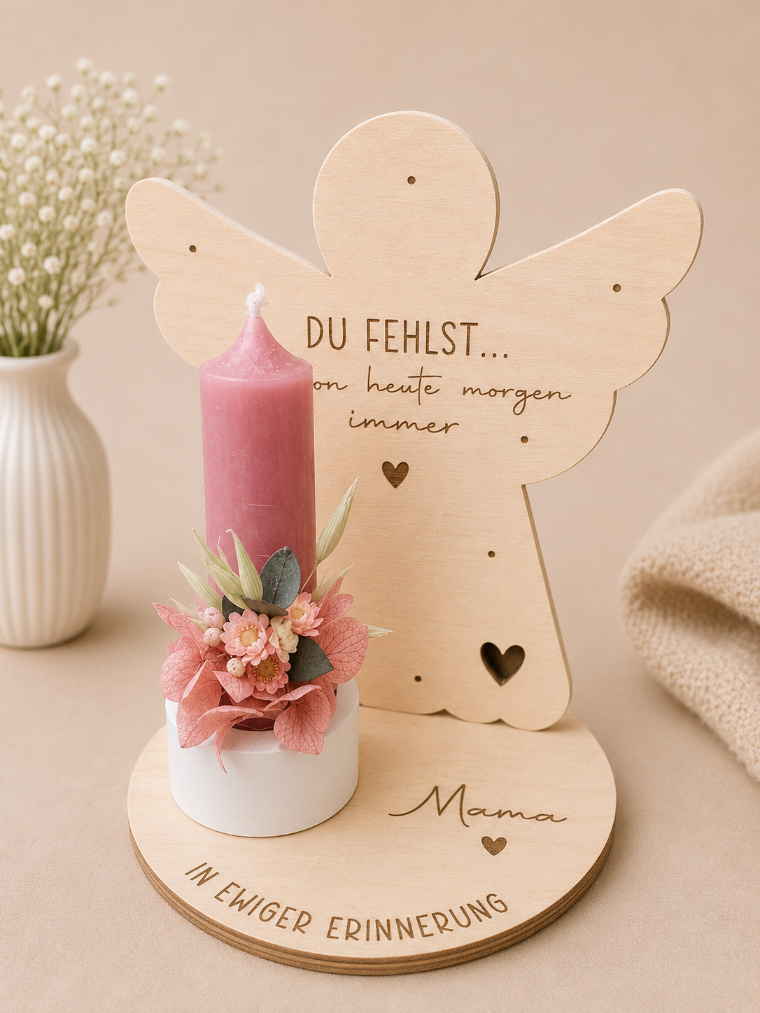 Erinnerungslicht Engel aus Holz „Du fehlst…“ – Gedenk-Kerzenhalter mit Kerze & Trockenblumen