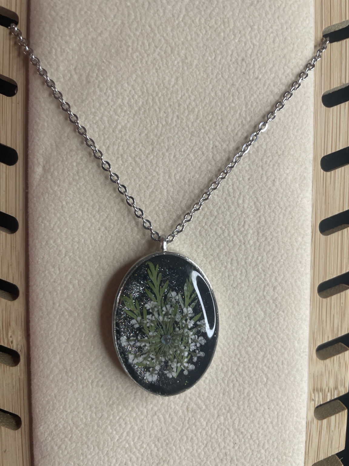 Handgefertigte Blumen-Halskette „Midnight Blossom“ – Ovaler Resin-Anhänger mit echten Blüten & Glitzer – Bild 2