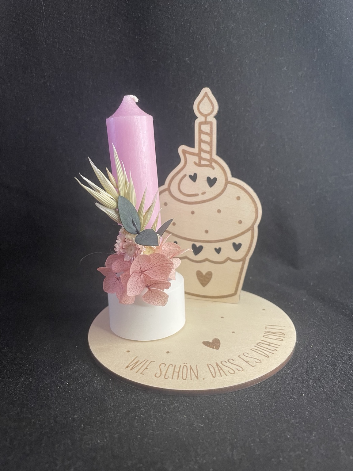 Holz Geburtstags-Kerzenhalter mit Cupcake-Motiv und Gravur „Wie schön dass es dich gibt“