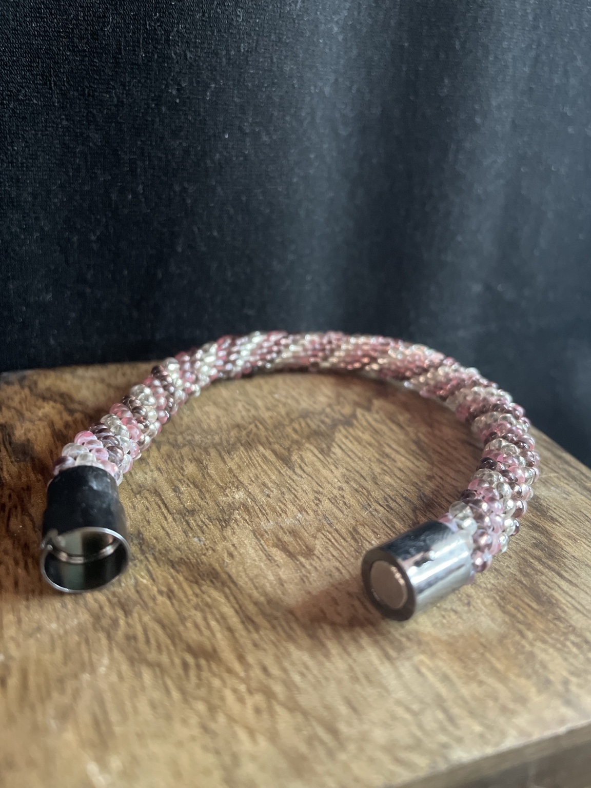 Handgefertigtes Glasperlenarmband „Rosy Glow“ – Magnetarmband in Rosé, Blush & Kristallklar – Bild 2