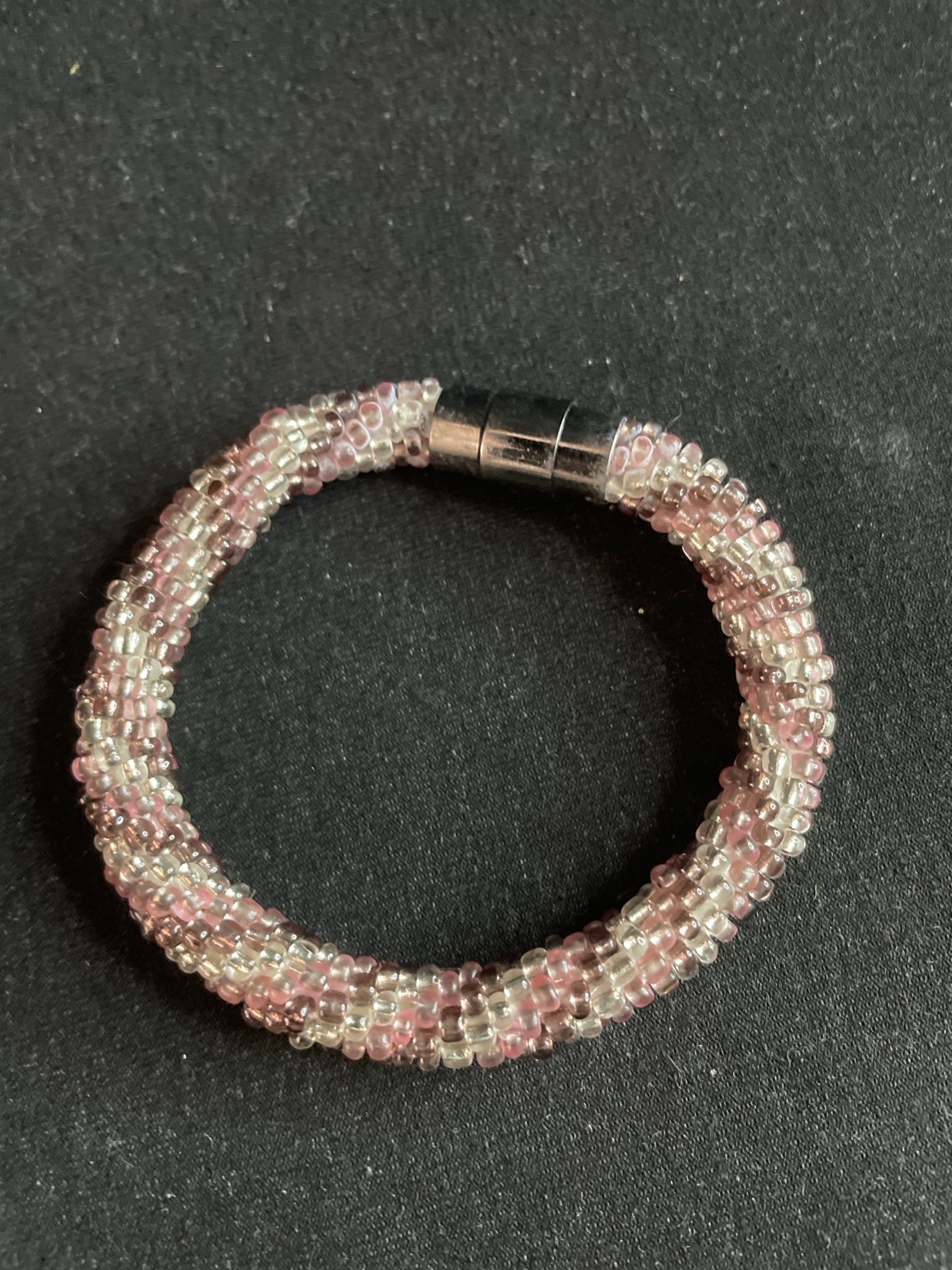 Handgefertigtes Glasperlenarmband „Rosy Glow“ – Magnetarmband in Rosé, Blush & Kristallklar – Bild 3