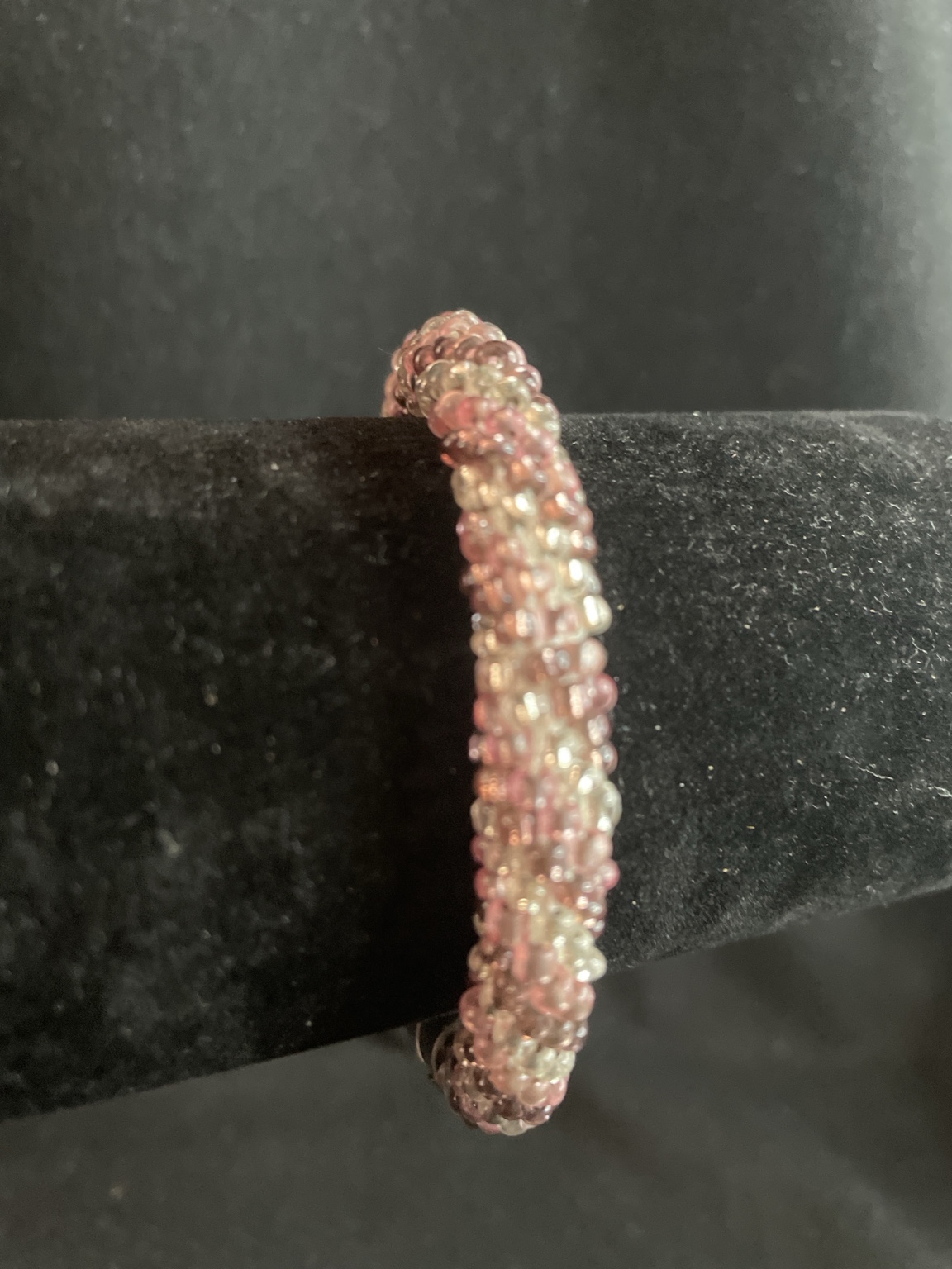 Handgefertigtes Glasperlenarmband „Rosy Glow“ – Magnetarmband in Rosé, Blush & Kristallklar – Bild 4