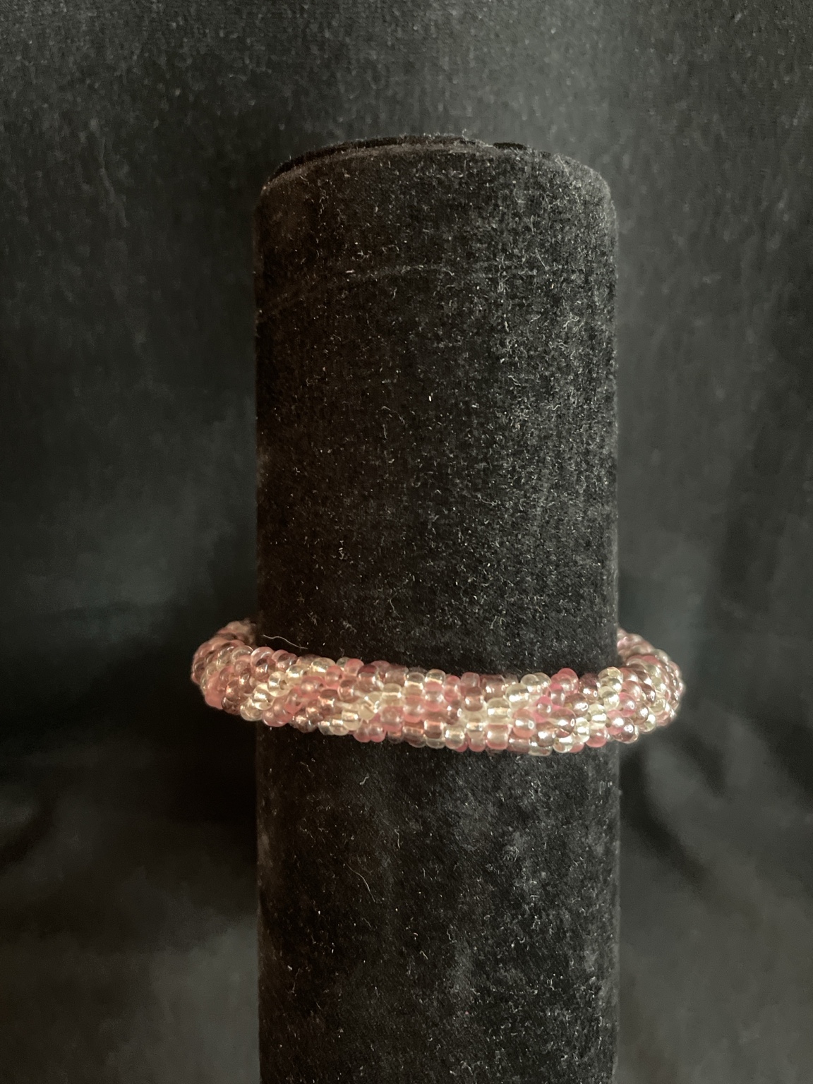Handgefertigtes Glasperlenarmband „Rosy Glow“ – Magnetarmband in Rosé, Blush & Kristallklar – Bild 5