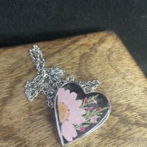 Handgefertigte Herz-Halskette mit echter rosafarbener Blume im schwarzen Resin-Anhänger