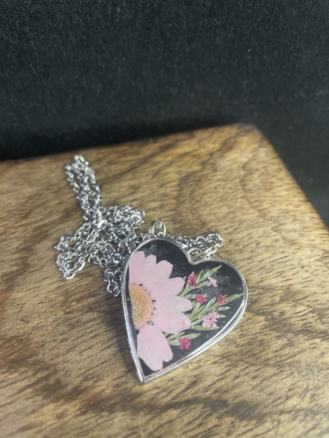 Handgefertigte Herz-Halskette mit echter rosafarbener Blume im schwarzen Resin-Anhänger