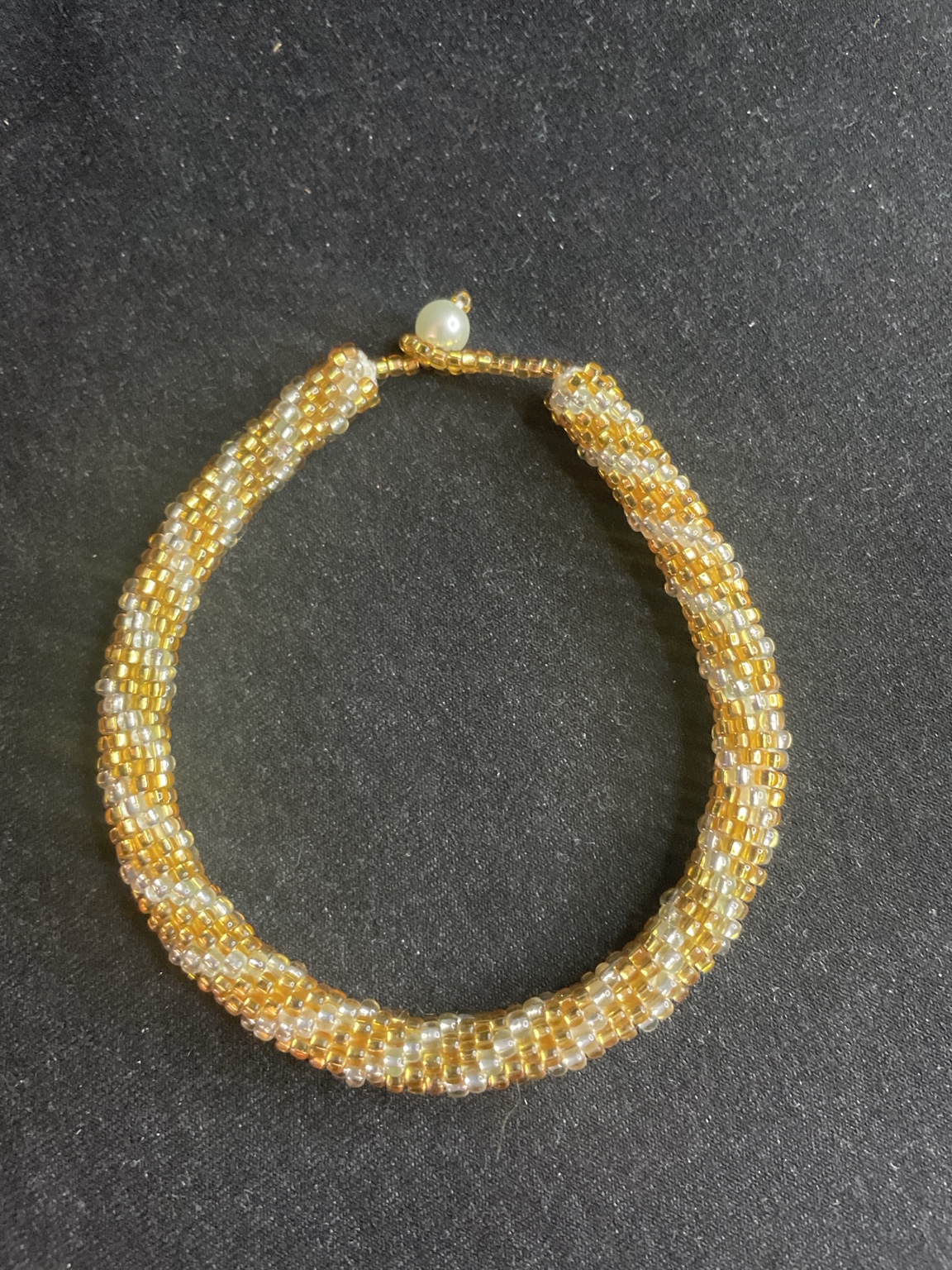 Handgefertigtes Glasperlenarmband „Golden Glow“ – Spiralarmband in Gold & Perlmutt mit Knebelverschluss – Bild 2