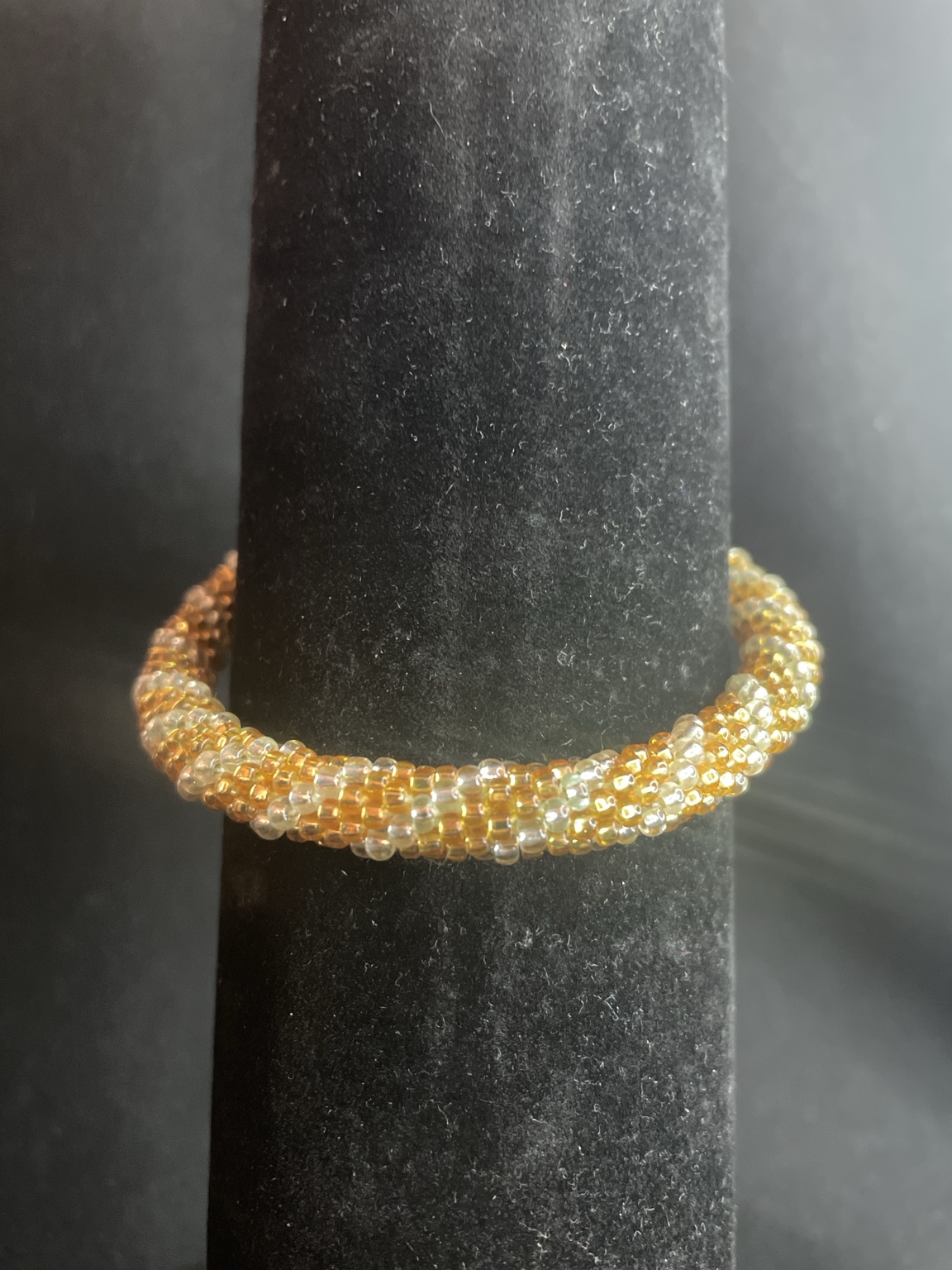 Handgefertigtes Glasperlenarmband „Golden Glow“ – Spiralarmband in Gold & Perlmutt mit Knebelverschluss – Bild 3