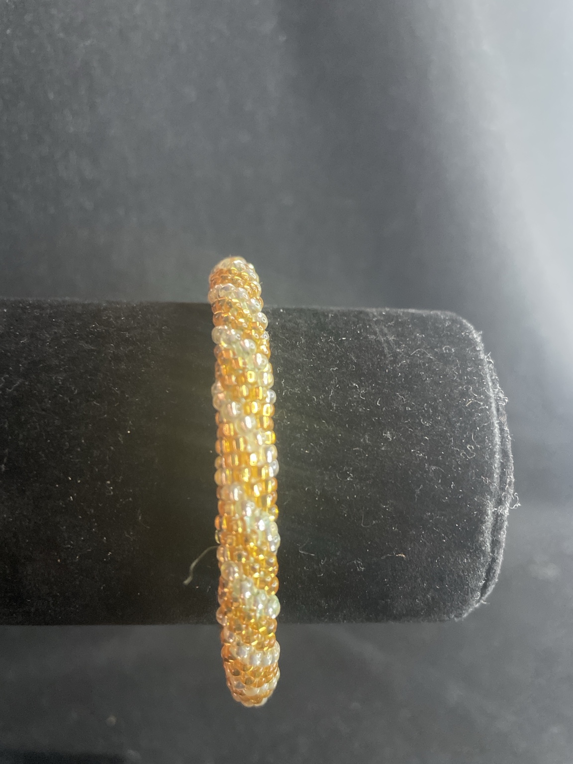 Handgefertigtes Glasperlenarmband „Golden Glow“ – Spiralarmband in Gold & Perlmutt mit Knebelverschluss – Bild 4