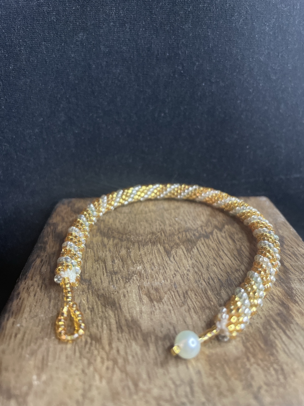 Handgefertigtes Glasperlenarmband „Golden Glow“ – Spiralarmband in Gold & Perlmutt mit Knebelverschluss – Bild 5