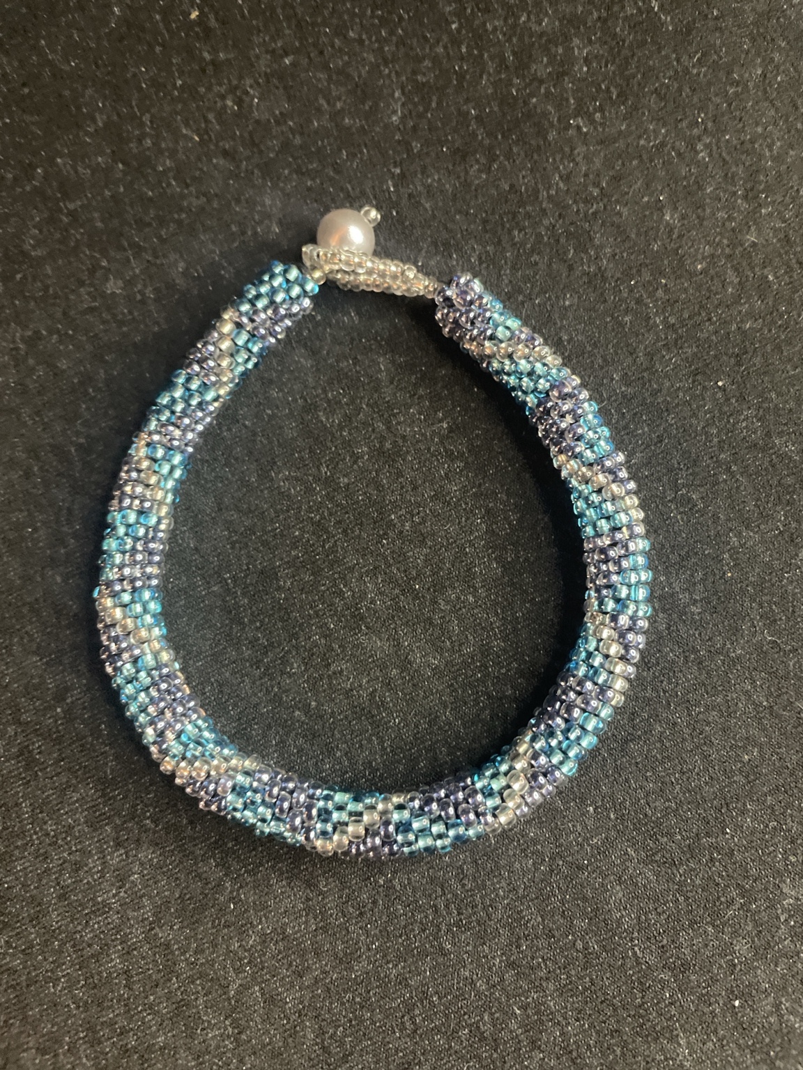 Handgefertigtes Glasperlenarmband „Nordic Glow“ – Spiralarmband in Blau, Silber & Eisgrau mit Knebelverschluss – Bild 6