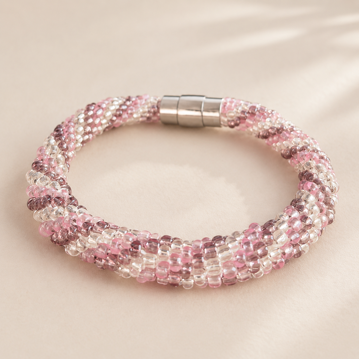 Handgefertigtes Glasperlenarmband „Rosy Glow“ – Magnetarmband in Rosé, Blush & Kristallklar