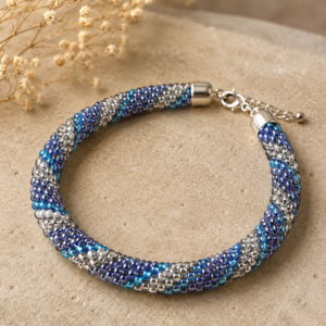 Handgefertigtes Glasperlenarmband „Nordic Glow“ – Spiralarmband in Blau, Silber & Eisgrau mit Knebelverschluss