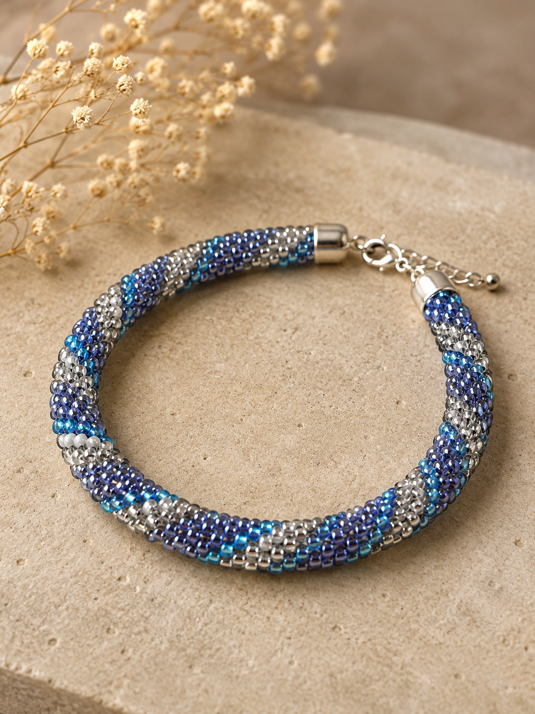 Handgefertigtes Glasperlenarmband „Nordic Glow“ – Spiralarmband in Blau, Silber & Eisgrau mit Knebelverschluss