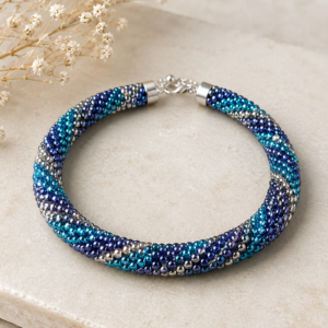 Handgefertigtes Glasperlenarmband „Ocean Twist“ – Spiralarmband in Blau, Türkis & Silber mit Knebelverschluss