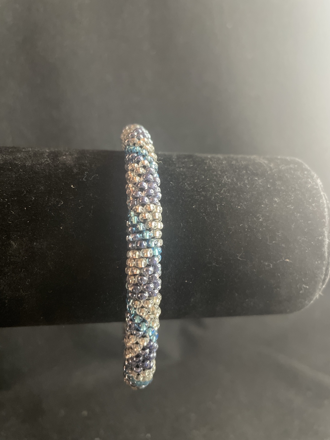 Handgefertigtes Glasperlenarmband „Nordic Glow“ – Spiralarmband in Blau, Silber & Eisgrau mit Knebelverschluss – Bild 5