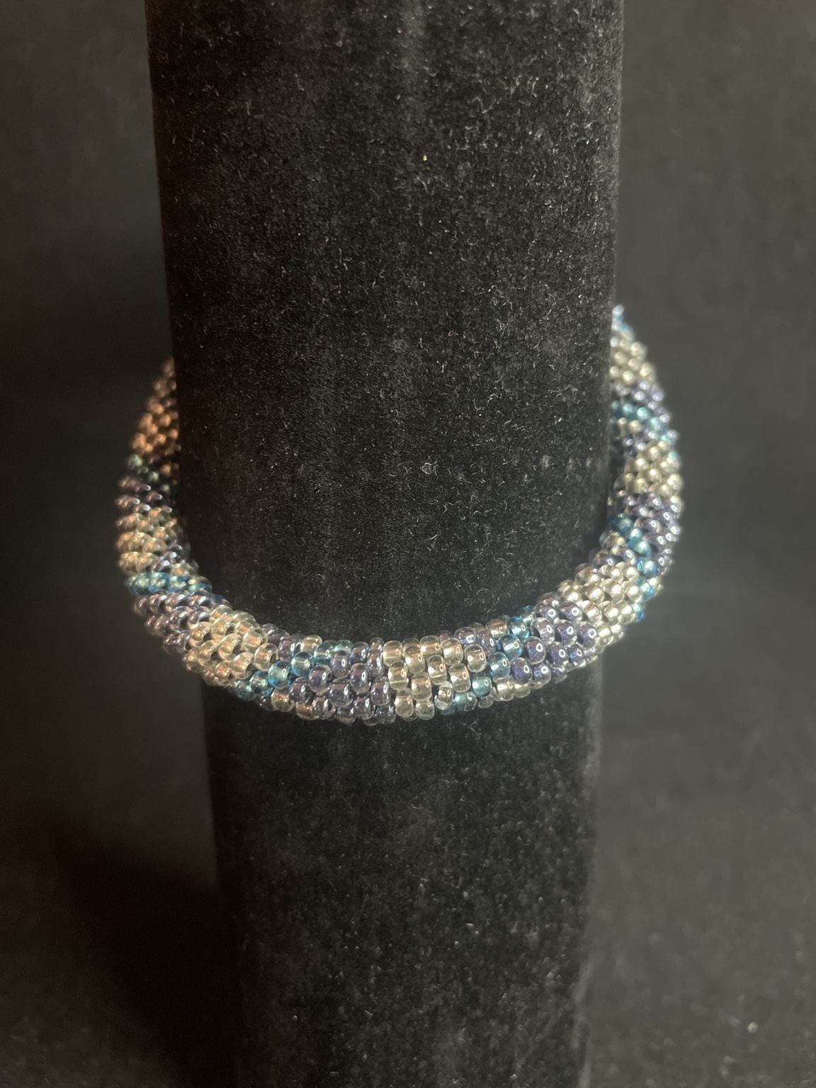 Handgefertigtes Glasperlenarmband „Nordic Glow“ – Spiralarmband in Blau, Silber & Eisgrau mit Knebelverschluss – Bild 4