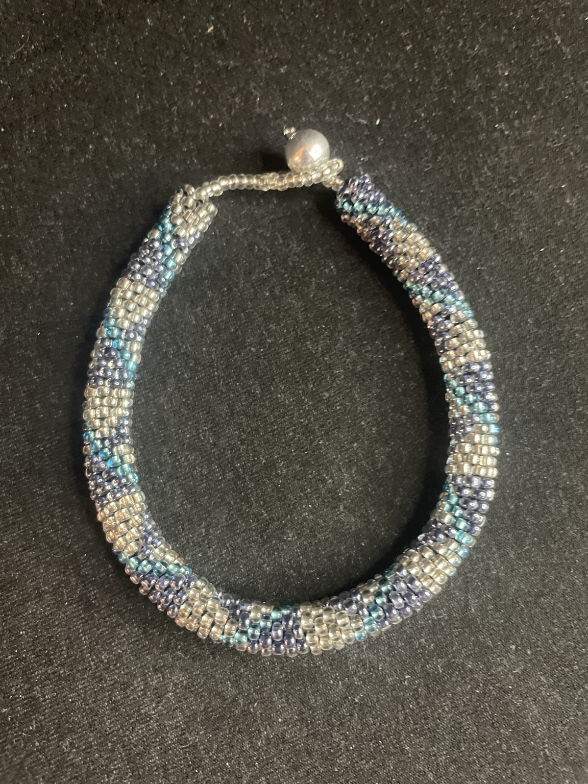 Handgefertigtes Glasperlenarmband „Nordic Glow“ – Spiralarmband in Blau, Silber & Eisgrau mit Knebelverschluss – Bild 3