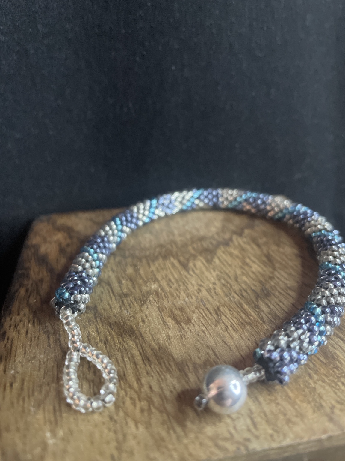 Handgefertigtes Glasperlenarmband „Nordic Glow“ – Spiralarmband in Blau, Silber & Eisgrau mit Knebelverschluss – Bild 2