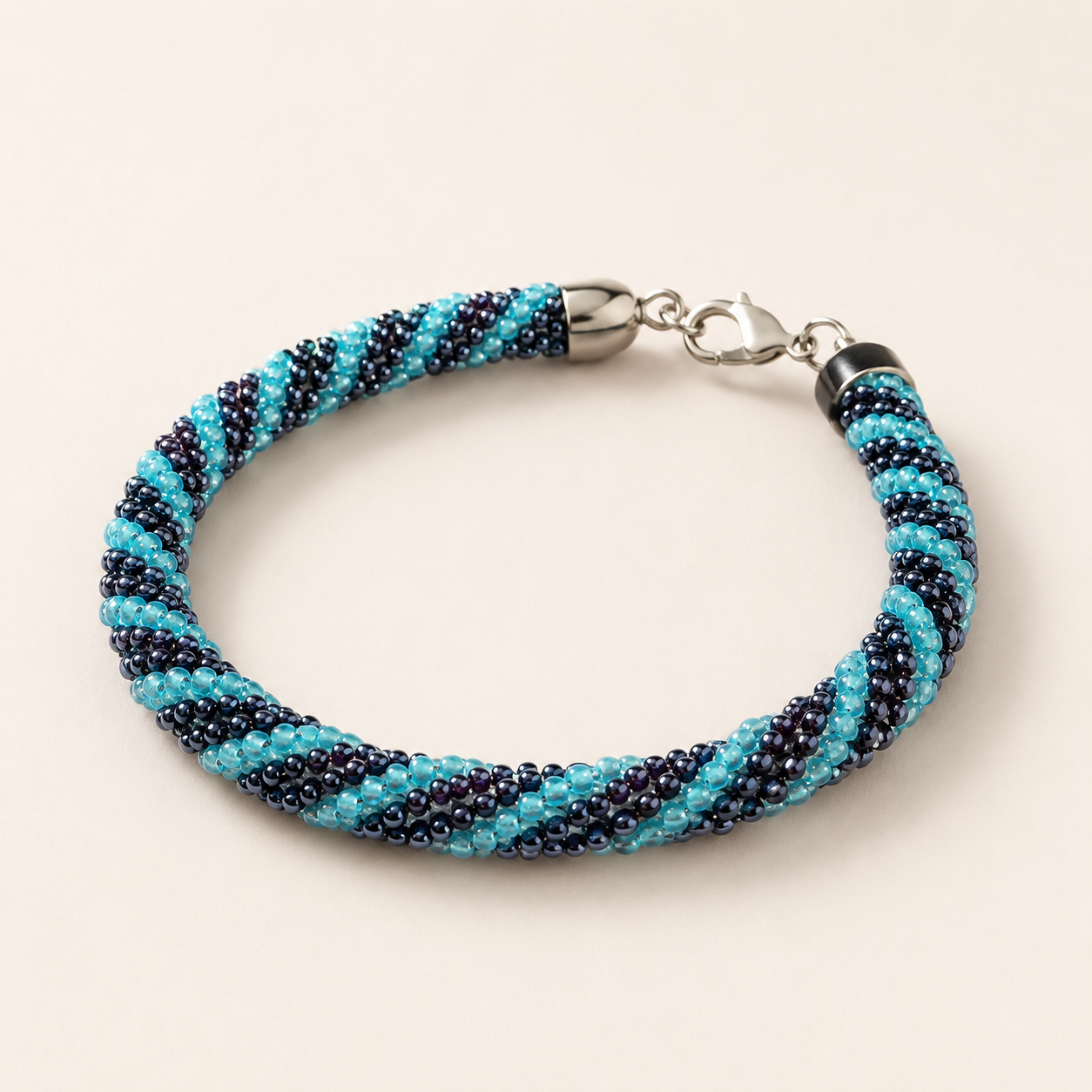 Handgefertigtes Glasperlenarmband „Ocean Twist“ – Spiralarmband in Türkis & Schwarz mit Karabinerverschluss