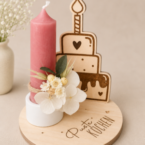 Geburtstags-Kerzenhalter „Puste Küchlein“ mit Tortenmotiv – Holzdeko mit Kerze & Trockenblumen