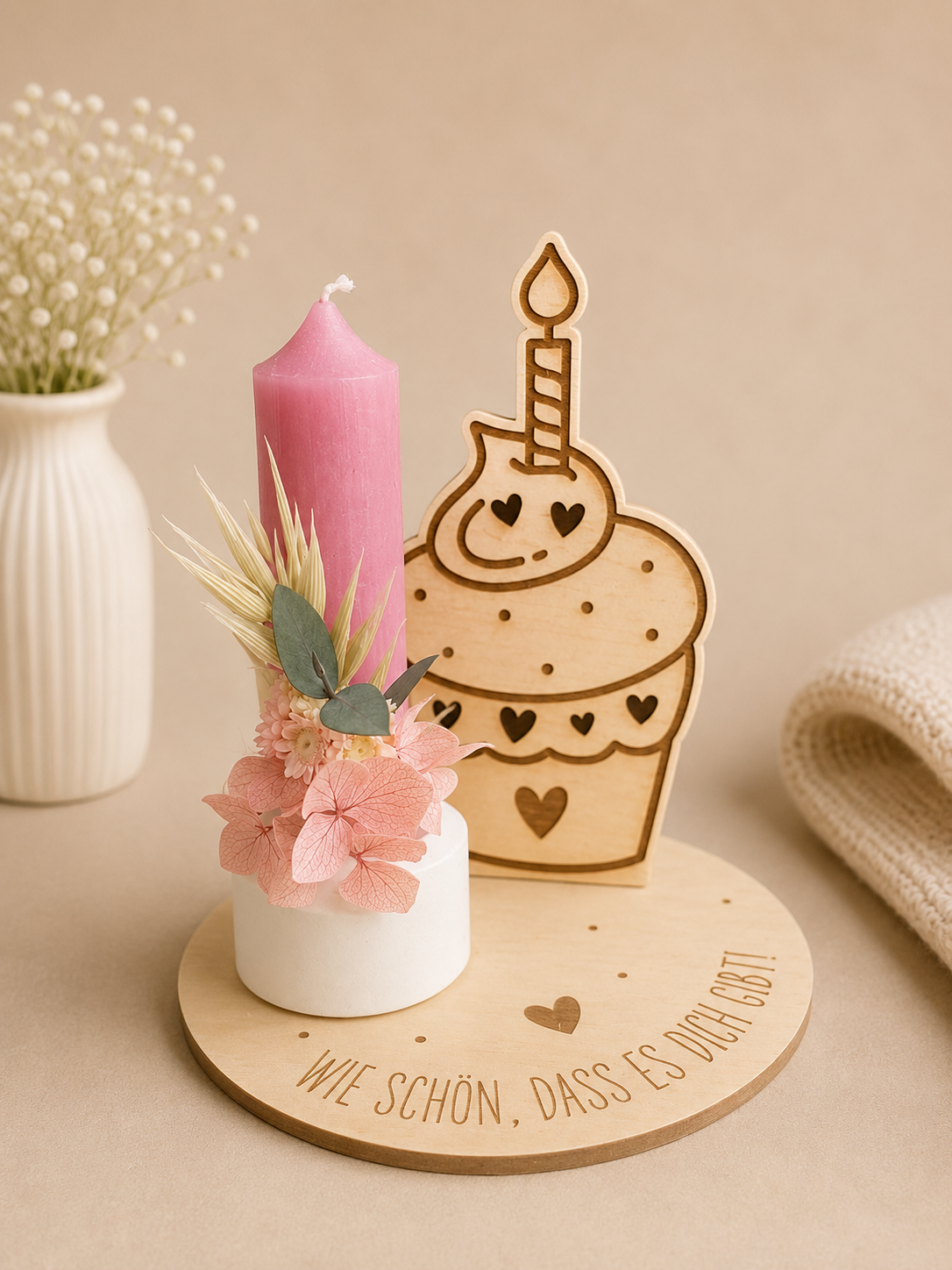 Holz-Geburtstagskerzenhalter „Cupcake“ – Dekorativer Kerzenständer mit Gravur „Wie schön, dass es dich gibt“
