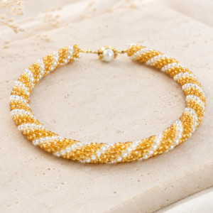 Handgefertigtes Glasperlenarmband „Golden Glow“ – Spiralarmband in Gold & Perlmutt mit Knebelverschluss