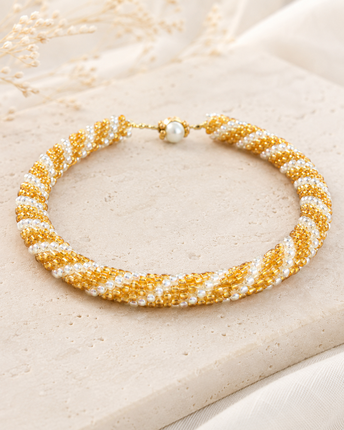 Handgefertigtes Glasperlenarmband „Golden Glow“ – Spiralarmband in Gold & Perlmutt mit Knebelverschluss
