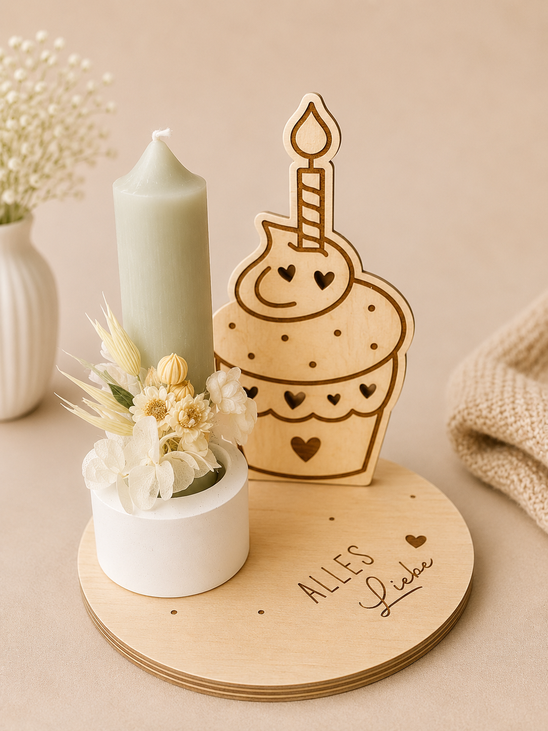 Geburtstags-Kerzenhalter „Alles Liebe“ aus Holz – Cupcake Tischdeko mit Kerze & Trockenblumen