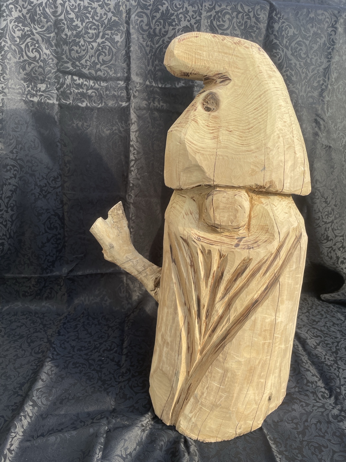 Handgeschnitzte massive Holzskulptur aus Naturholz in Form einer abstrakten Waldfigur