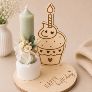 Geburtstags-Kerzenhalter „Happy Birthday“ – Holz Geschenk mit Cupcake-Motiv & Trockenblumen