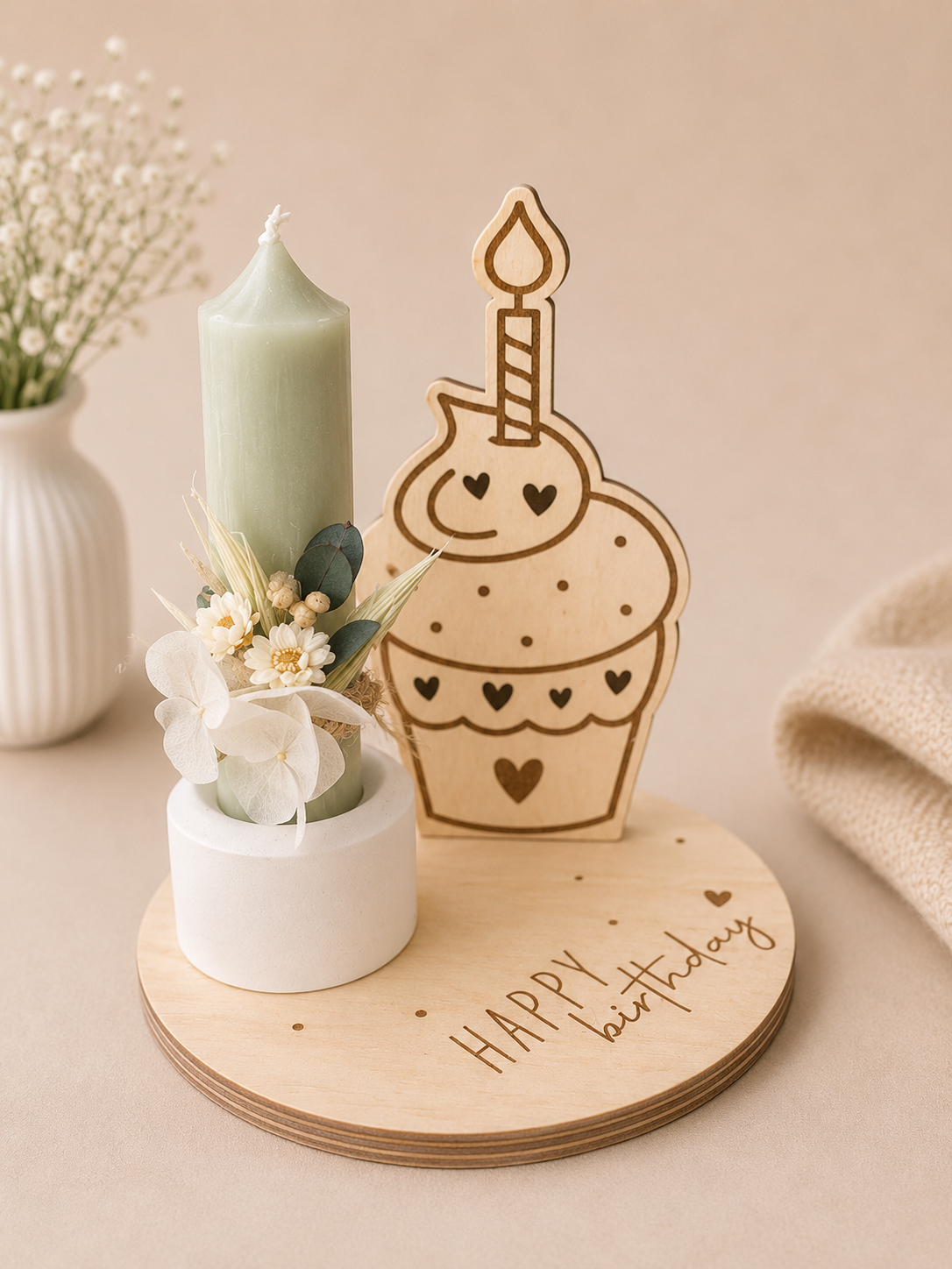 Geburtstags-Kerzenhalter „Happy Birthday“ – Holz Geschenk mit Cupcake-Motiv & Trockenblumen