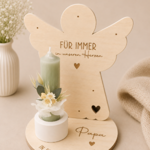 Gedenk-Kerzenhalter Engel aus Holz – „Für immer in unseren Herzen“ mit Kerze & Trockenblumen