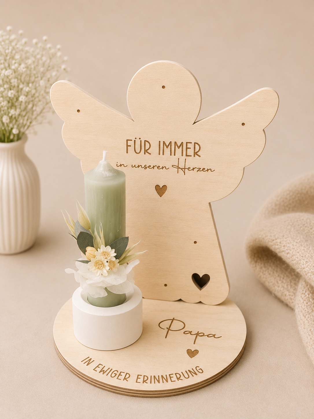 Gedenk-Kerzenhalter Engel aus Holz – „Für immer in unseren Herzen“ mit Kerze & Trockenblumen