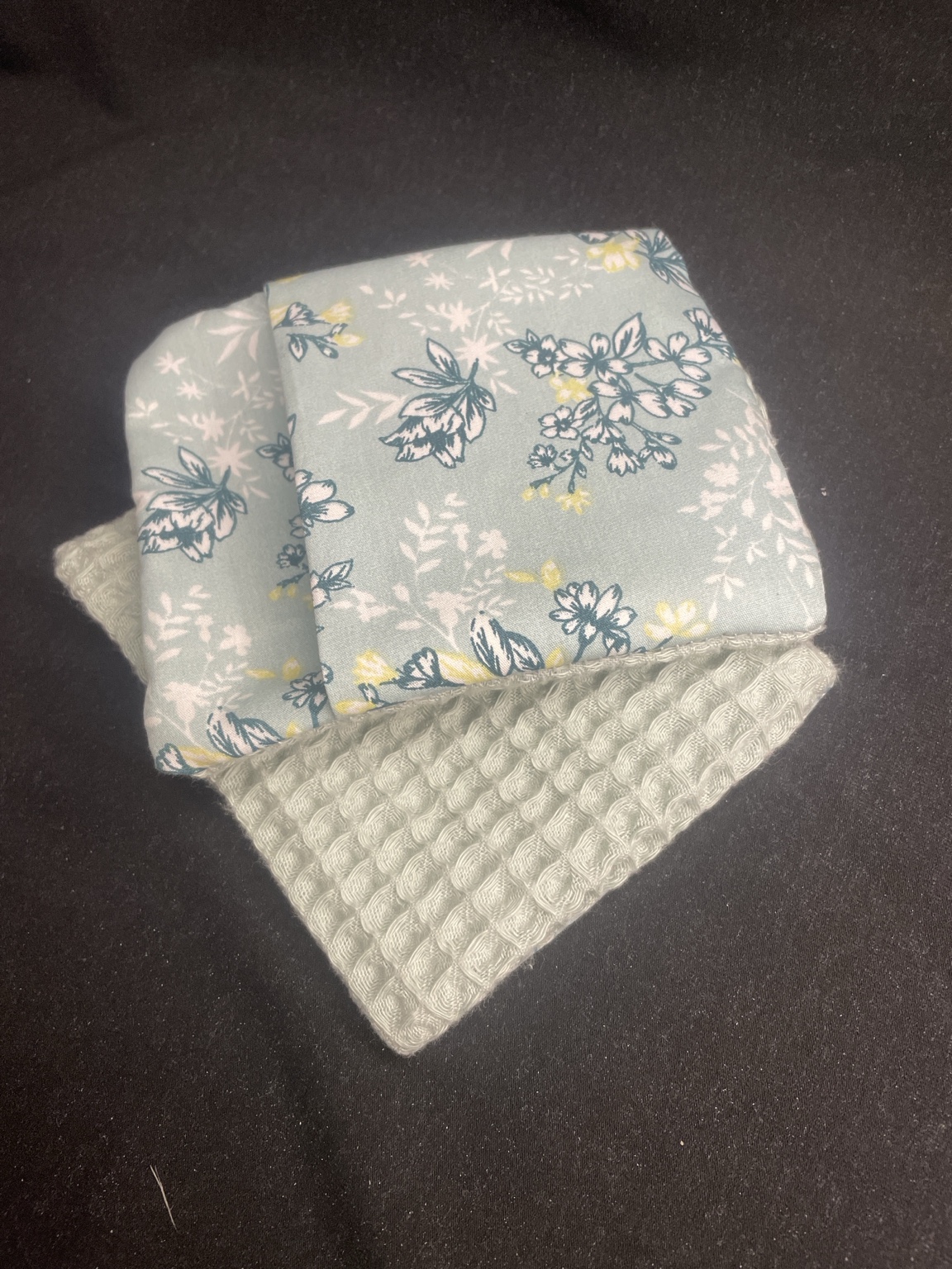 Nachhaltige waschbare Spülschwämme im 2er Set mit floralem Muster und Waffelstoff Rückseite