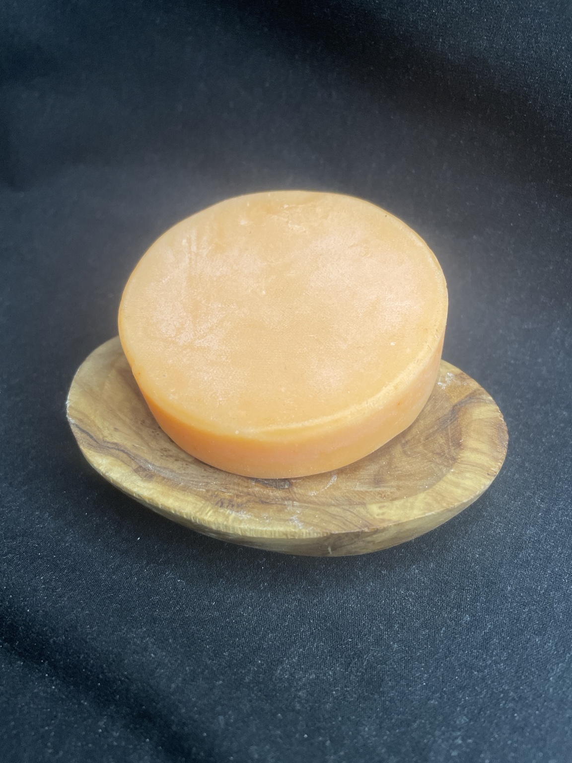 Orange handgemachte Chakra Seife Sakralchakra auf Holzschale, 70 g, Duft Orange und Zimt