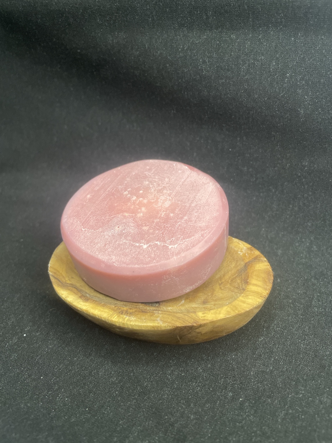 Lila-rosé handgemachte Chakra Seife Stirnchakra auf Holzschale, 70 g, Duft Lavendel