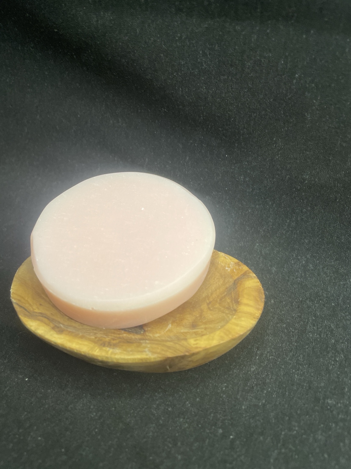 Rosa handgemachte Chakra Seife Kronenchakra mit Jasmin Duft auf Holzschale präsentiert