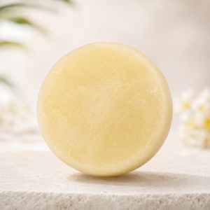 Gelbe handgemachte Chakra Seife Solarplexus auf Holzschale, 70 g, Duft Zitrone und Koriander