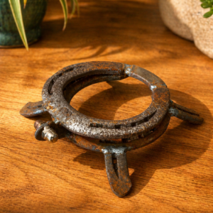 Handgefertigte Schildkröte aus Hufeisen als rustikale Metall Dekofigur im Vintage-Design