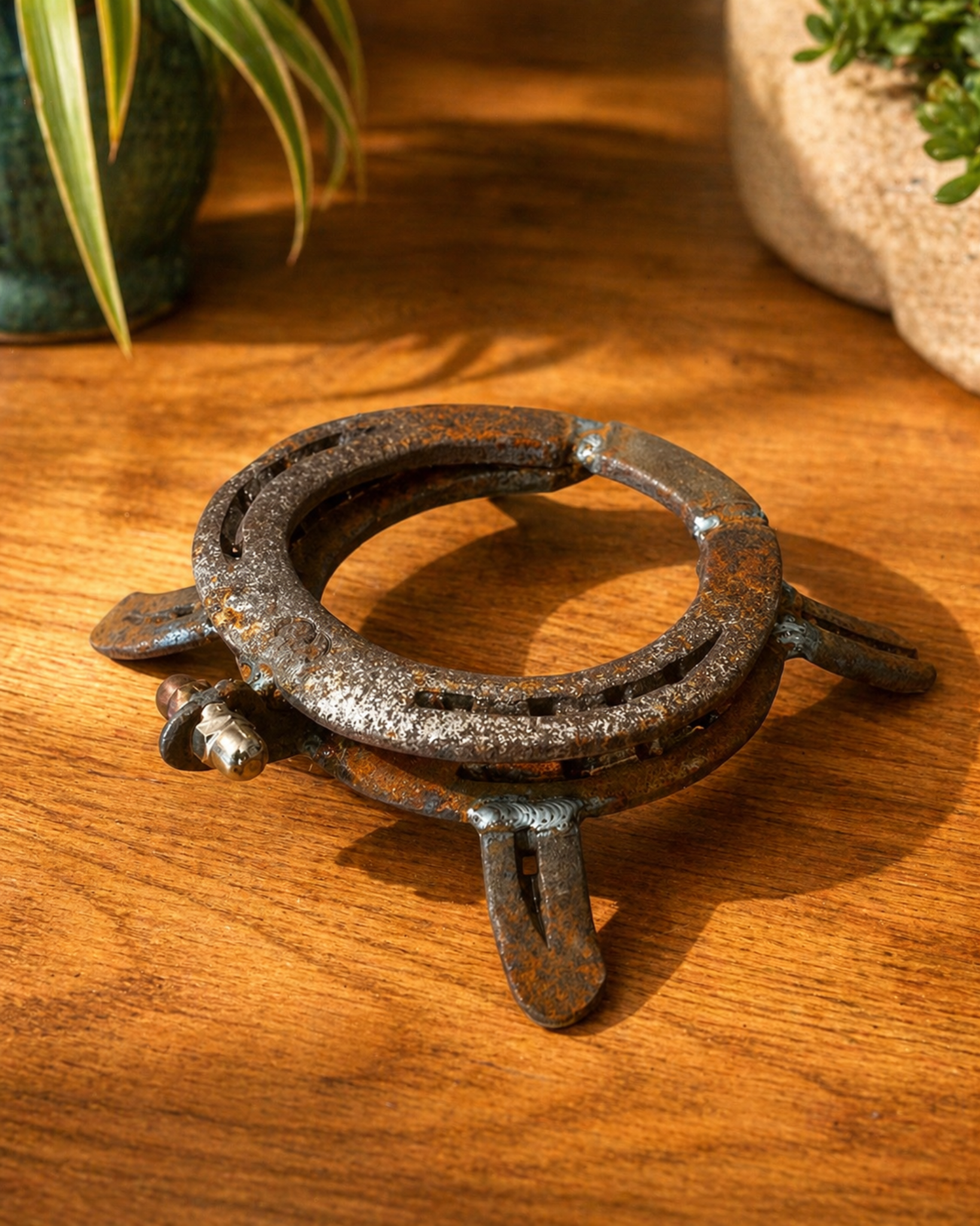 Handgefertigte Schildkröte aus Hufeisen als rustikale Metall Dekofigur im Vintage-Design