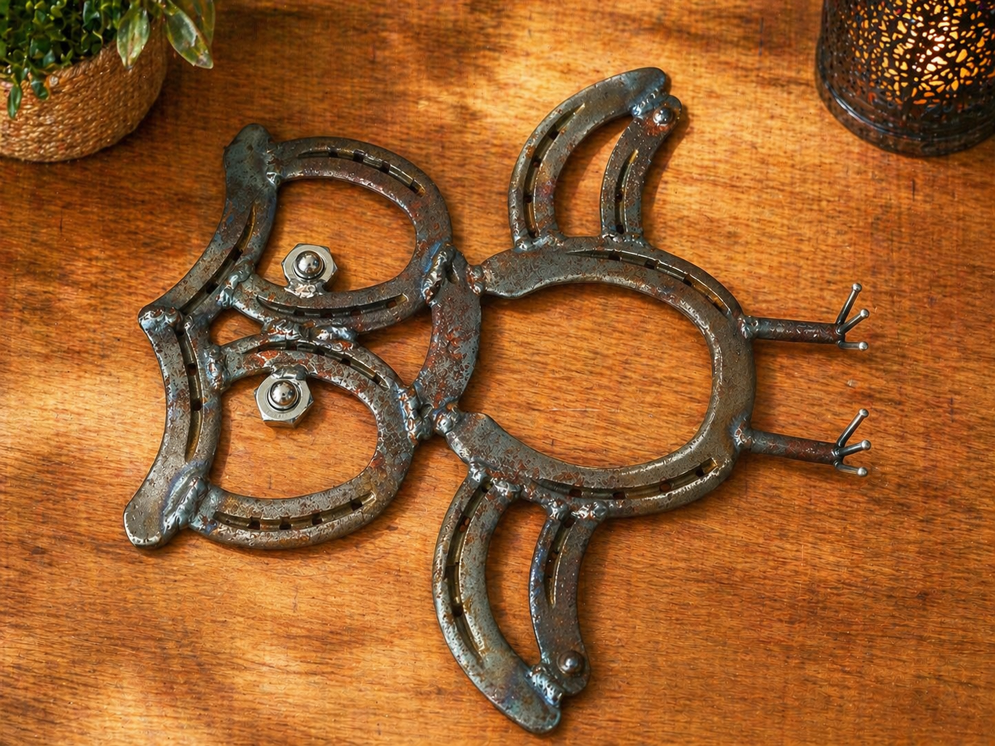 Handgefertigte Eule aus Hufeisen als rustikale Metall Dekofigur im Vintage Industrial Design