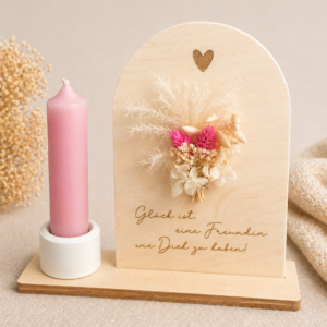 Holz Dekoaufsteller mit Gravur „Glück ist, eine Freundin wie Dich zu haben“ und Kerzenhalter mit rosa Stabkerze und Trockenblumen